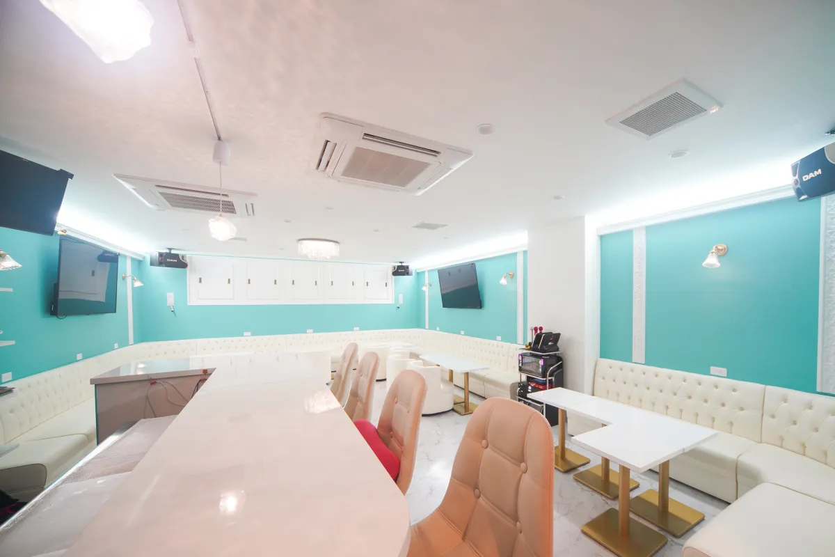 華やかさと大人っぽさを感じる店内